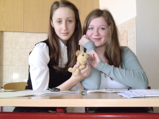 Johanka a Kristýna s maskotem týmu