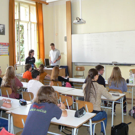 Voliči s volební komisí u katedry