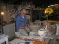 Mistr Smíšek při práci v keramické dílně