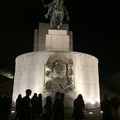 Památník v noci