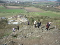 po hraně lomu vzhůru na Zebín!