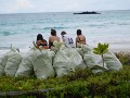 Pytle s odpadky z pláže